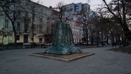 Тут був Пушкін: Як у Харкові виглядає сквер після демонтажу пам’ятника (ФОТОРЕПОРТАЖ)