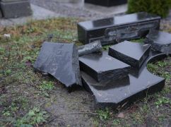 Росіяни вдарили ракетами по кладовищу на Харківщині: є постраждалі
