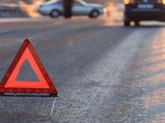 У Харкові Tesla врізалася в опору: загинули військовий та пасажирка