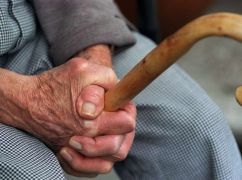 У Харкові пенсіонера оштрафували за побиття сусідки у під'їзді