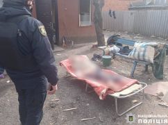 На Харківщині окупанти вбили чоловіка у дворі власного будинку: Кадри з місця