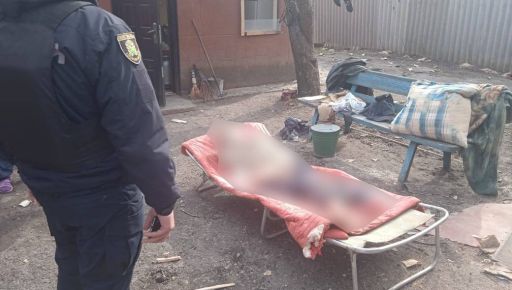 На Харківщині окупанти вбили чоловіка у дворі власного будинку: Кадри з місця