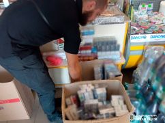 На Харківщині копи "накрили" нелегальну торгівлю цигарками