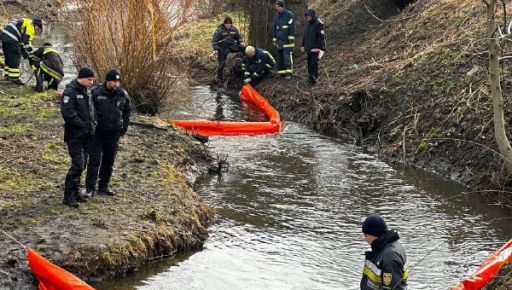 В Харькове установили защитные барьеры на реке, куда попали нефтепродукты (ФОТОФАКТ)