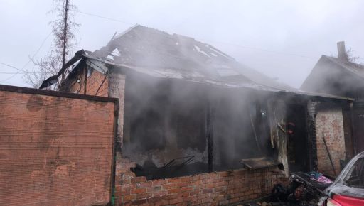 Російський дрон влучив у будинок на Харківщині: кадри пожежі