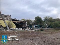 Окупанти вночі вдарили по будинках та лікарні на Харківщині: Кадри обстрілів