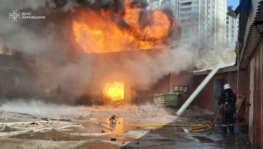 Спасатели показали, как тушили горящий склад с аэрозольной краской в Харькове