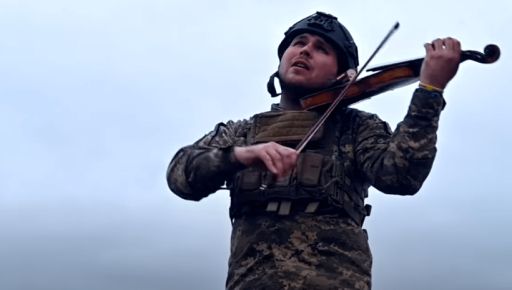 Военный-скрипач сыграл на руинах известного здания в Изюме