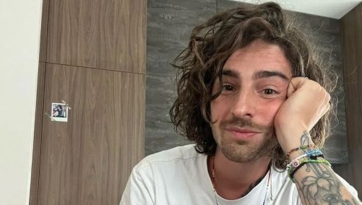 Дантес зізнався, чи відповідає дівчатам в соцмережах