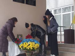 В харьковских лицеях открыли мемориальные доски погибшему летчику и разведчику: что известно