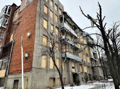 В Харькове ремонтируют крышу дома, которую 2 января разрушила российская ракета