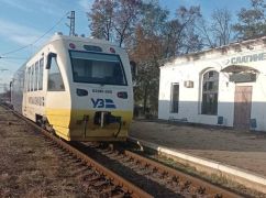 Електричка в прикордонній смузі Харківщини зупинилася через відсутність напруги