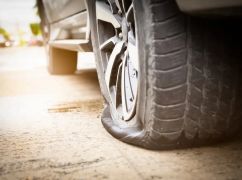 У Харкові невідомі порізали колеса понад 20 авто на одній вулиці