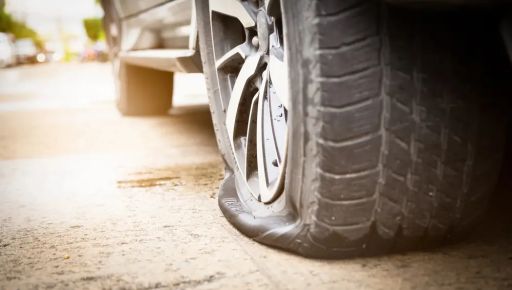 У Харкові невідомі порізали колеса понад 20 авто на одній вулиці