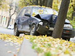 Дочь погибла на месте: в Харьковской области пьяный водитель врезался в дерево