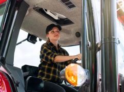 Жінки опановують "чоловічі" професії: як у Харкові навчають на трактористок та фрезерувальниць