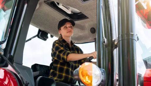 Женщины овладевают "мужскими" профессиями: как в Харькове учат на трактористок и фрезеровщиц