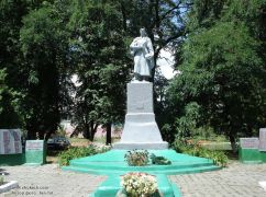 Серп и молот в центре Печенегов на Харьковщине: активисты требуют убрать советскую символику с братской могилы