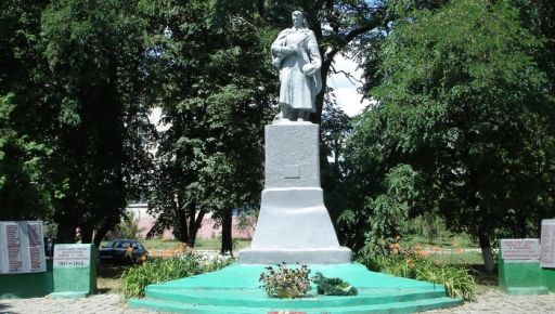 Серп і молот в центрі Печенігів на Харківщині: активісти вимагають прибрати радянську символіку з братської могили
