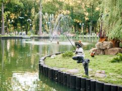 У Центральному парку Харкова наповнюють водою озеро