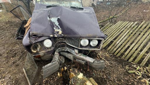 На Харківщині шукають водія ВАЗу, який врізався в дерево та втік