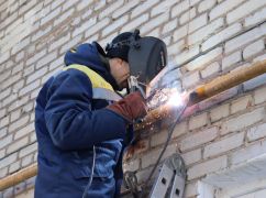 У Харкові аварійники всю ніч латали пробиті газопроводи після атаки РФ: що відомо