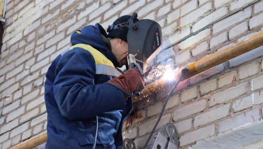 В Харькове аварийщики всю ночь латали пробитые газопроводы после атаки РФ: что известно