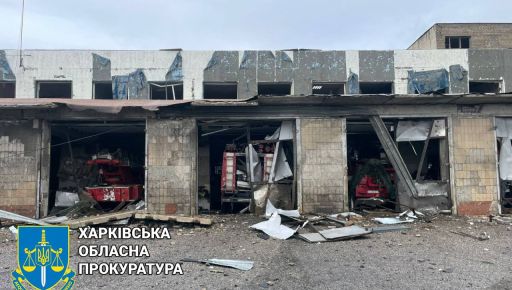 В результате обстрела пожарной части в Изюме пострадали двое спасателей из Луганщины