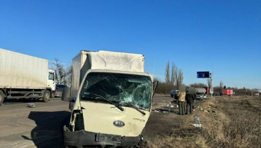 На Харківщині зіткнулися бус та вантажівка з військовими: Що відомо