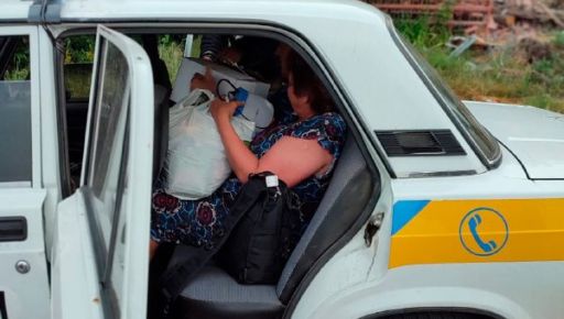 В Харьковской области из-под обстрелов вывезли мужчину на костылях