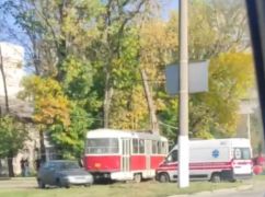 В Харькове трамвай из-за "дрифта" врезался в столб: Видео с места