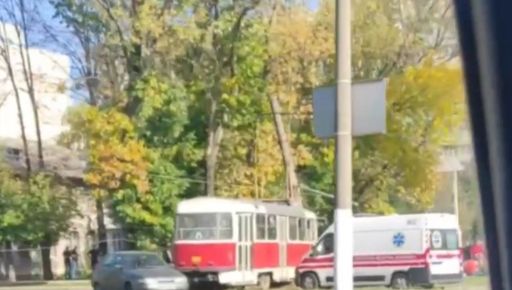 У Харкові трамвай через дрифт врізався у стовп: Відео з місця