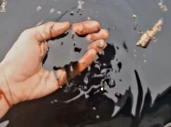 Вода - в пятнах и воняет: Как выглядят Уды после удара по нефтебазе в Харькове