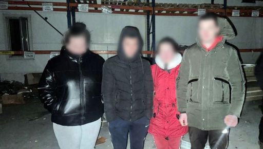 В Харькове четверо молодых людей ночью проникли в разрушенный ракетой торговый центр