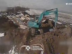 В Харьковской области пограничники уничтожили российский экскаватор: Кадры с воздуха