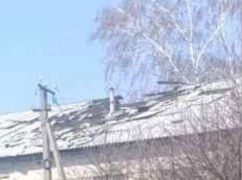 В Харьковской области российский дрон попал в крышу многоквартирного дома: кадры с места