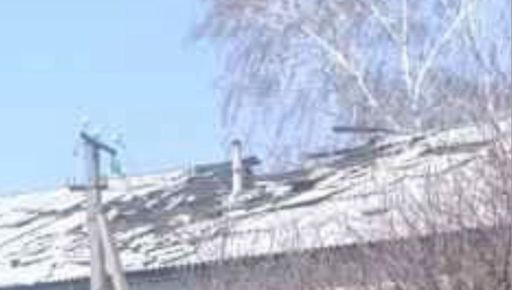 На Харківщині російський дрон влучив у дах багатоквартирного будинку: кадри з місця