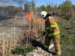 Четыре пожара в день: Спасатели боролись с огнем в природных зонах Харьковщины