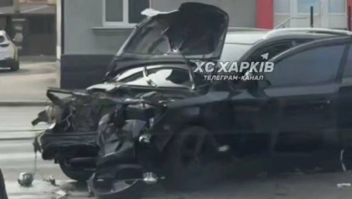 Две разбитые машины: в Харькове произошло ДТП на Полтавском Шляхе