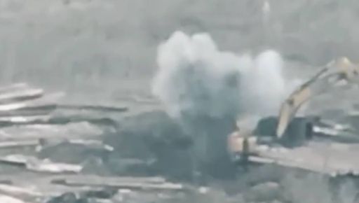 Пограничники показали, как уничтожили экскаватор окупантов в Харьковской области