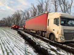 В Харьковской области в грязи застряла фура с гуманитаркой: Кадры с места происшествия