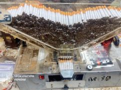 На Харківщині знайшли підпільний цех з виготовлення цигарок: що вилучили