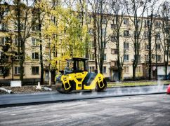 У Харкові на одній з вулиць оновлюють понад 5 тис. кв. м асфальту (ФОТОФАКТ)