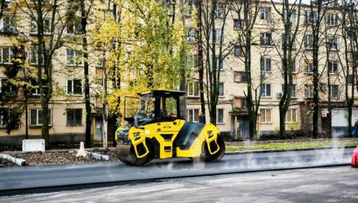 В Харькове на одной из улиц обновляют более 5 тысяч кв. м асфальта (ФОТОФАКТ)