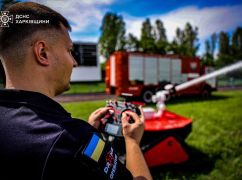 Сталевий помічник: харківські рятувальники показали робота, який полегшує роботу бійців ДСНС