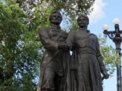 В Харькове демонтируют памятник "русско-украинской дружбе"
