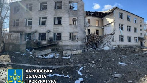 Росіяни вночі ударили по адмінбудівлі в Куп’янську: Кадри з місця