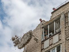 Рятувальники поновили роботи в зруйнованих авіабомбами будинках Ізюма