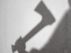 На Харківщині чоловіка засудили за жорстоке вбивство гостя сокирою