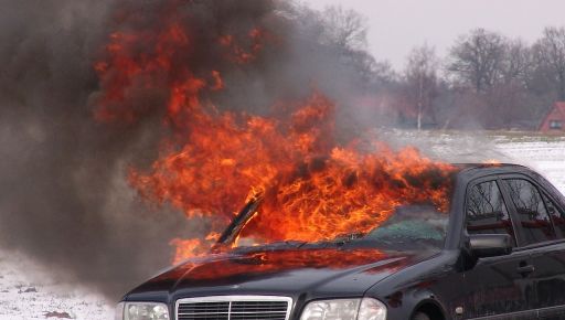 В Харькове на АЗС вспыхнула машина